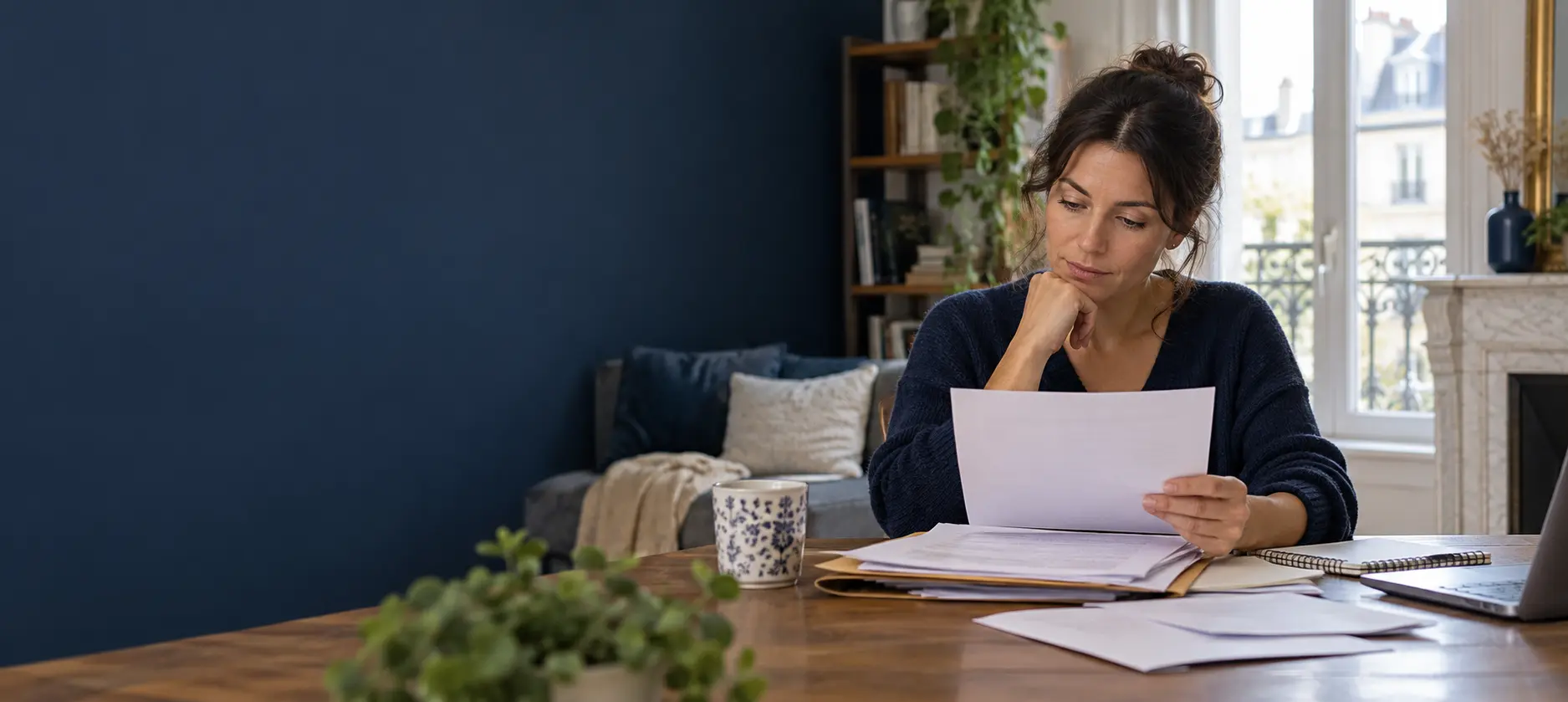 Personne examinant un courrier et des documents financiers