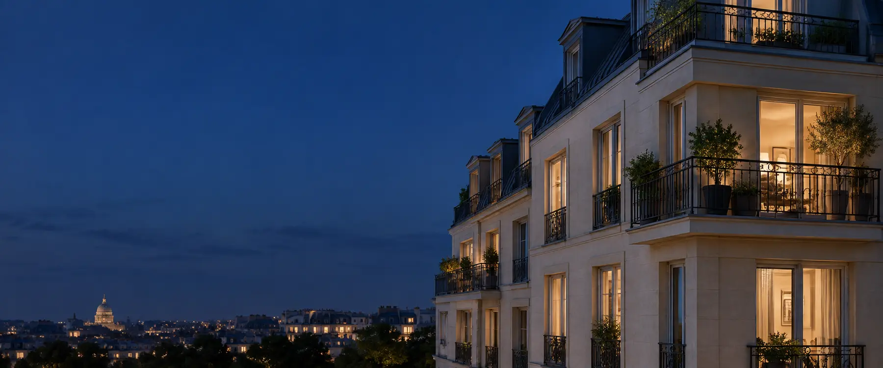 Immeuble d'appartements éclairé au crépuscule