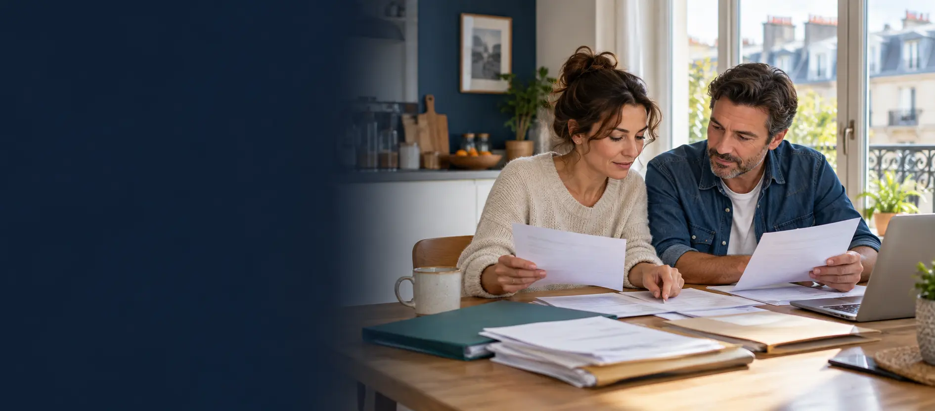 Couple organisant ses documents et son budget